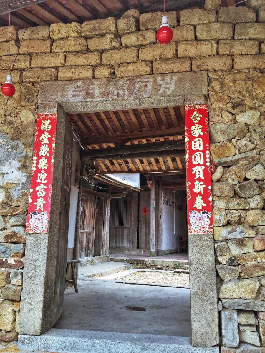 不过，近年来有不少人扛着相机、背着画板，到这里过取景、写生。