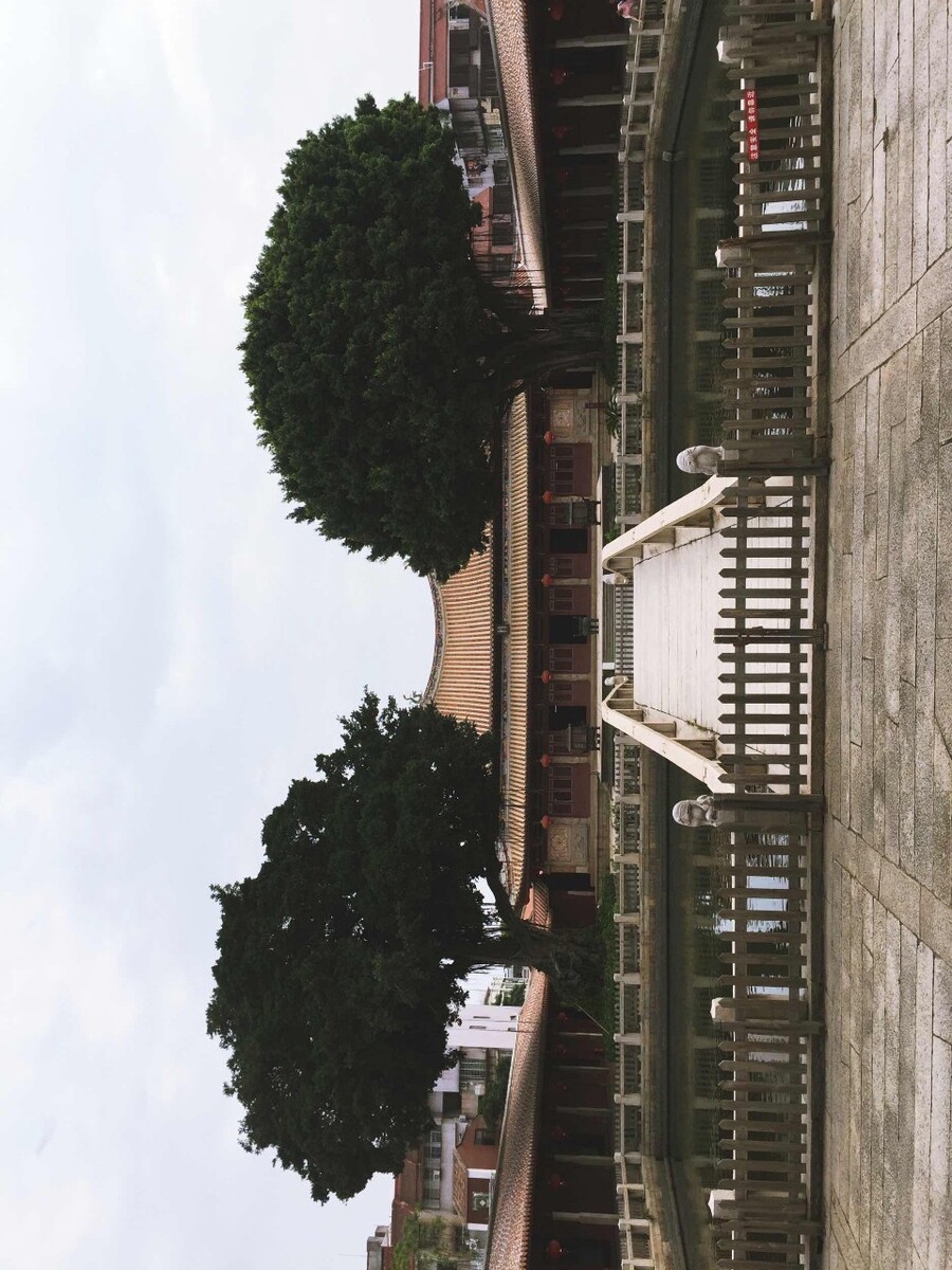 府文庙位于鲤城区繁华的商业中心地段，始建于唐，宋太平兴国初（公元976－981年）移建今址，是全国重点文物保护单位。