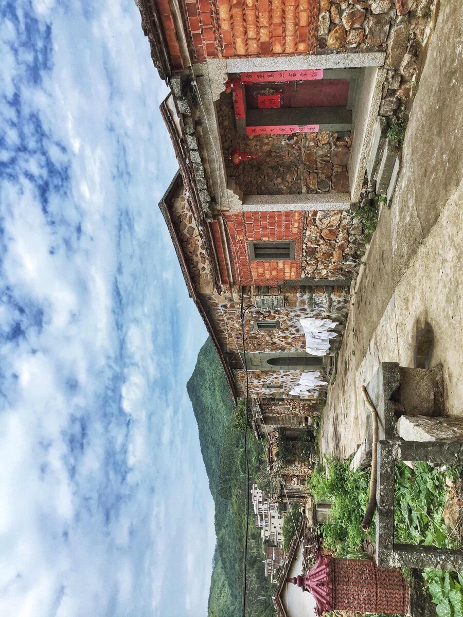 鹅卵石的石墙，经过岁月的冲刷已是一片斑驳，逐渐风化。呈现出铁锈色、灰色、褐色等，在阳光的折射和周围农田的衬托下，犹如一幅油画。因而被誉为“油画村”。