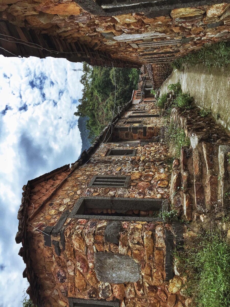 走进这一片全是石头垒砌而成的村落，历史厚重感充盈在空气中。古民居砌屋时只是依山而建，上下左右都不讲究布局，但却错落有致。