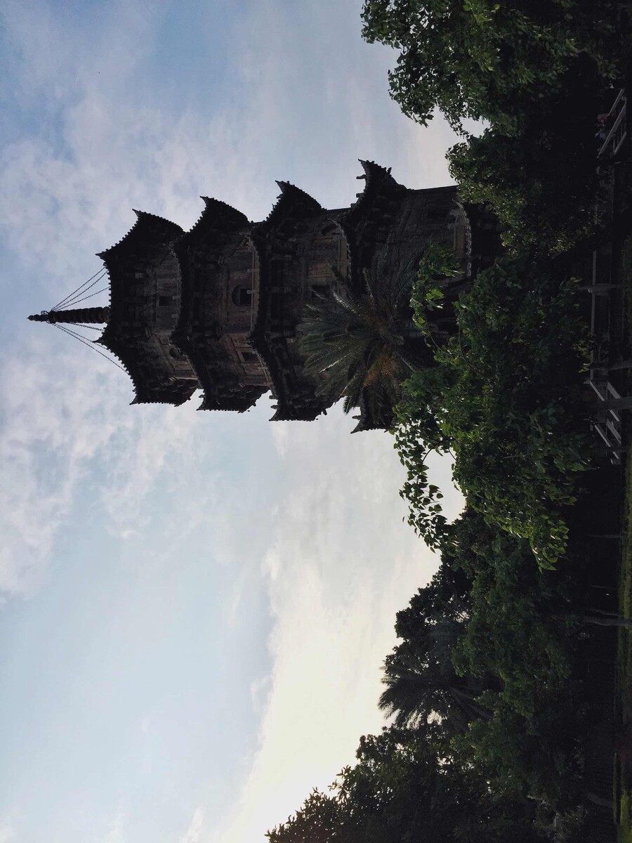 东西塔是我国最高的一对石塔，五层六角形，高40余米，抬头望去，挺拔秀美，直刺蓝天。塔基须弥座上有浮雕的释迦牟尼本身故事30多幅，塔身的每一门翕有浮雕的佛像，武士、天王、金刚、罗汉等不一而足，神态生动，巧夺天工。风雨侵袭的痕迹显然可见，有的浮雕像已经分辨不清面目。岁月变迁，王朝更替，但石塔依旧平静如昨。