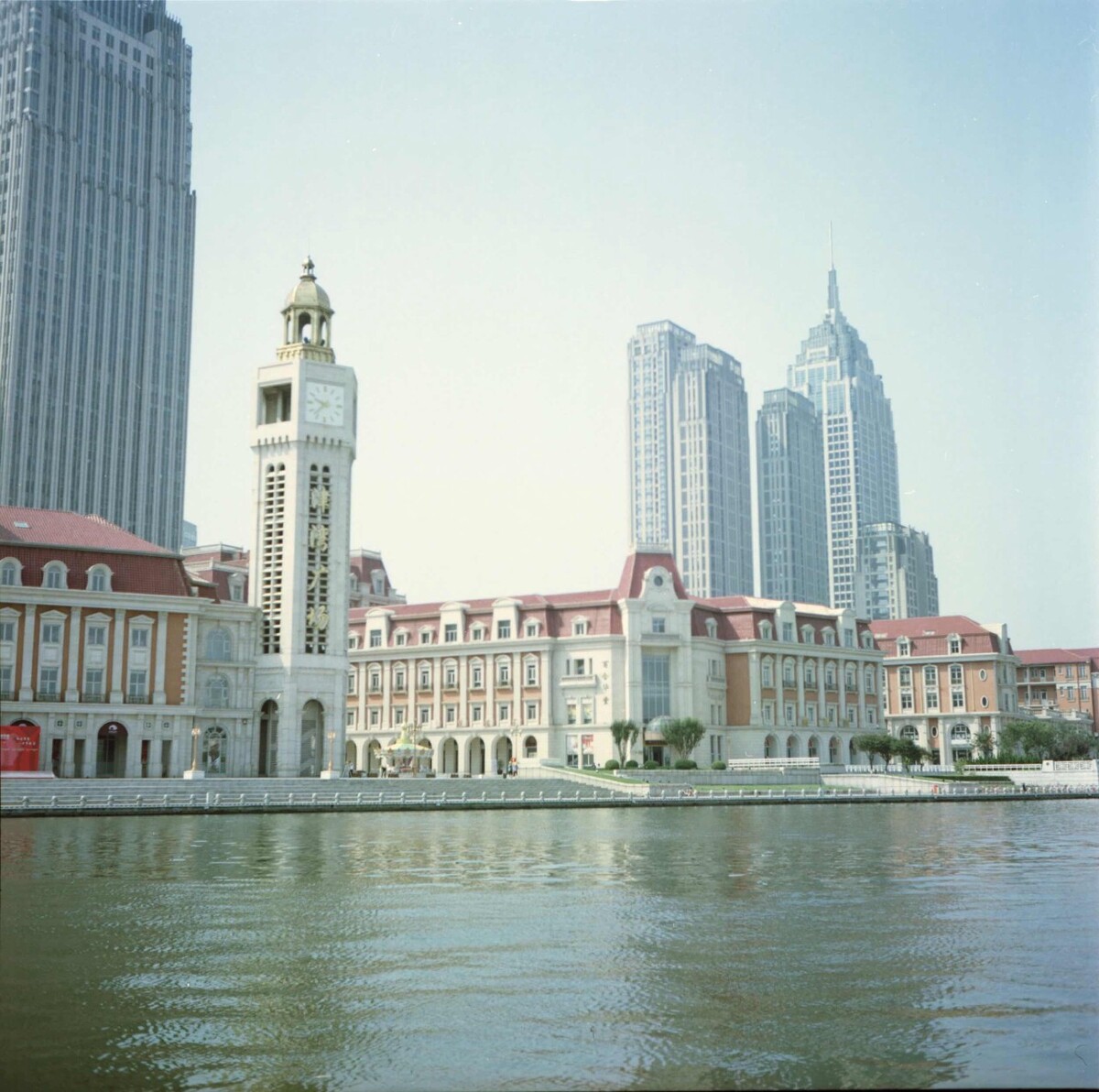 河对岸是津湾广场