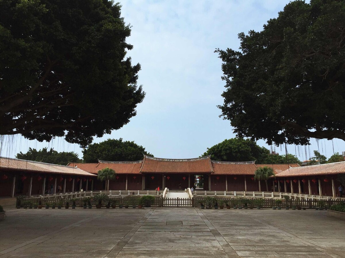府文庙建筑规模宏大，是集宋、元、明、清四个朝代建筑形式的孔庙建筑群。