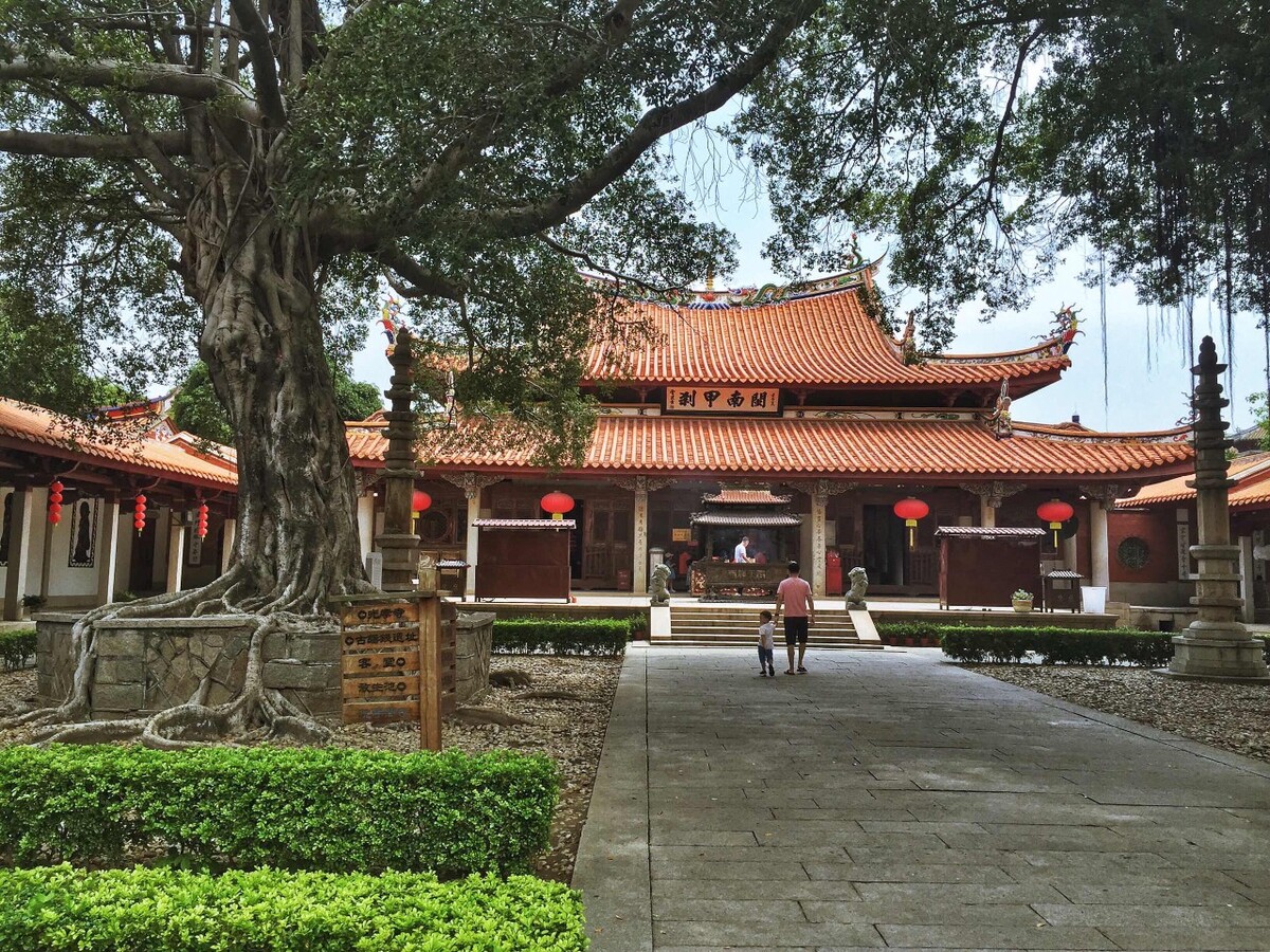 燕尾脊在闽南传统建筑极为常见，它由正脊做成曲线的形状，两端往上翘起，类似上弦月形，而在尾端分叉为二，就像是燕子的尾巴一样，所以称为燕尾脊。