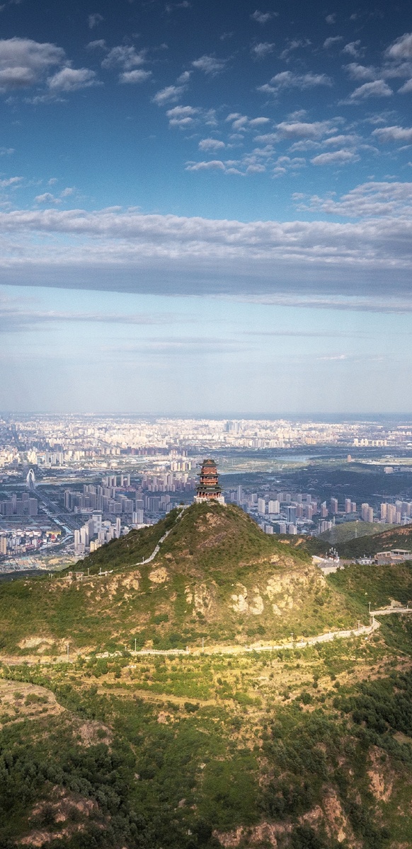 定都阁视角俯瞰北京城,仔细看定都阁上方有斜着射下来的光线,延时摄影