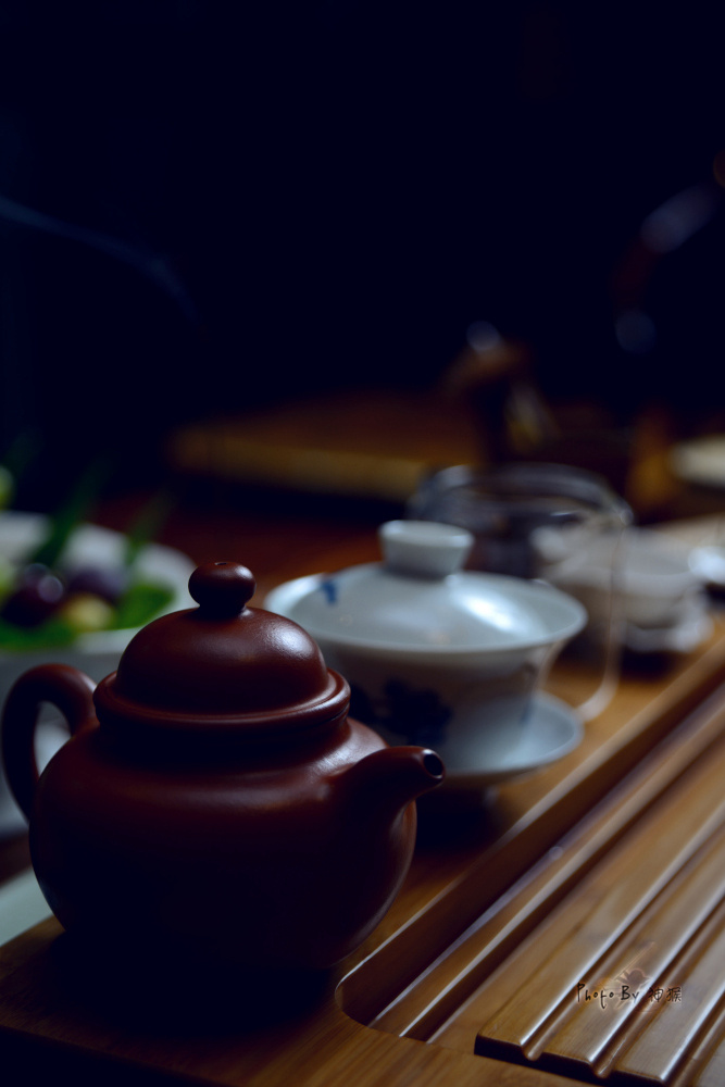 有诗为证:"三月春风似冬寒,一支檀香入定禅,池旁灯影闻旧事,炉火新茶