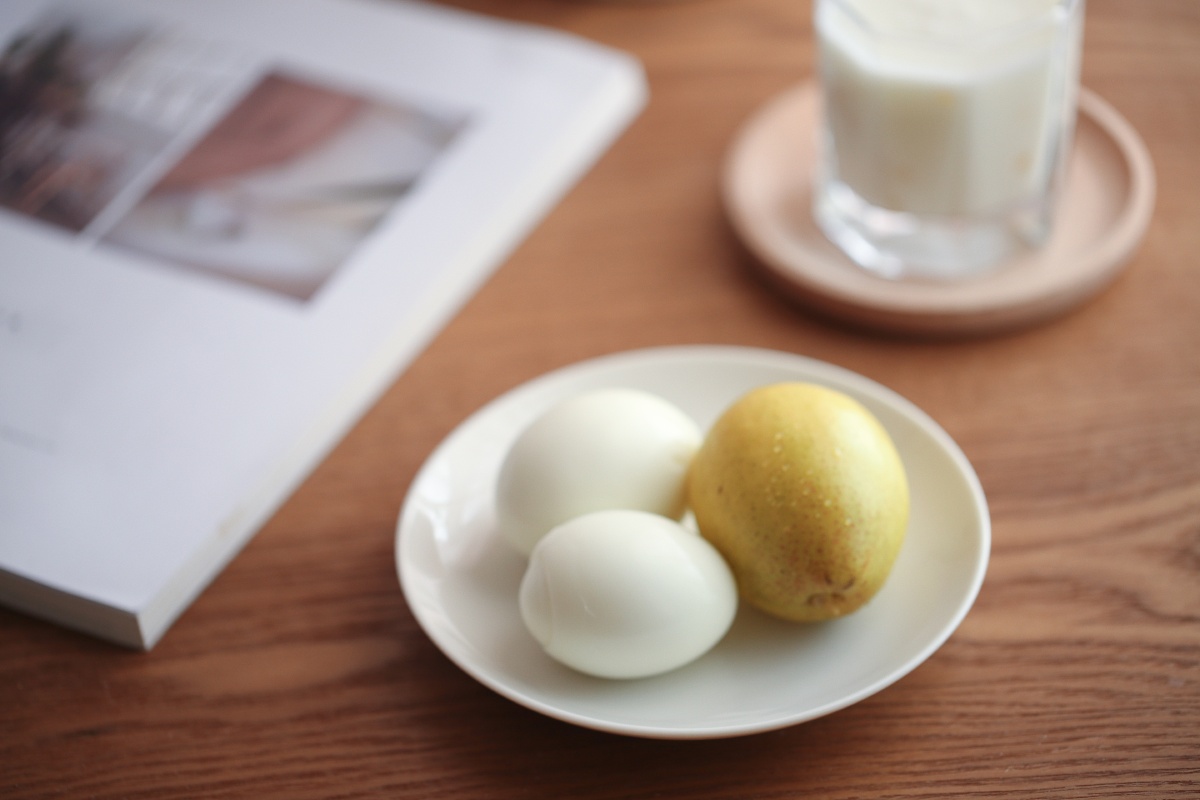 早餐日记省时式早餐水煮蛋水果酸奶简约式早餐并不影响拿起相机拍一张