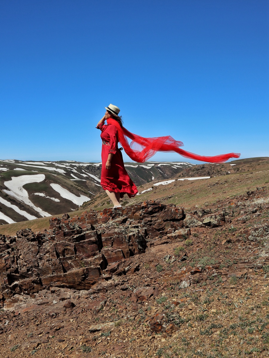 迷彩山与红衣女拍摄于新疆塔城裕民县阿克乔克草原