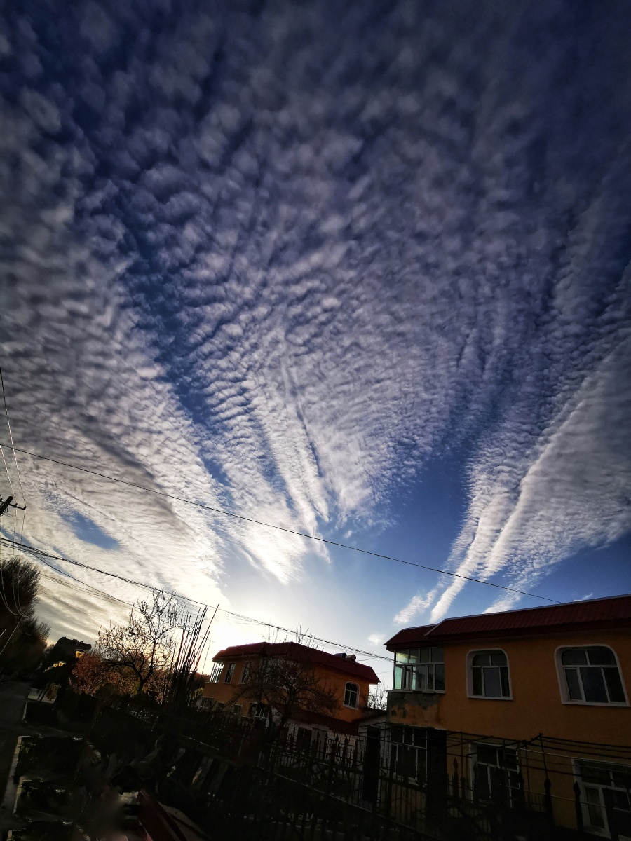 云光的魅力云与光瞬间的变化即象画家手中的笔又像魔术师的变戏法精彩