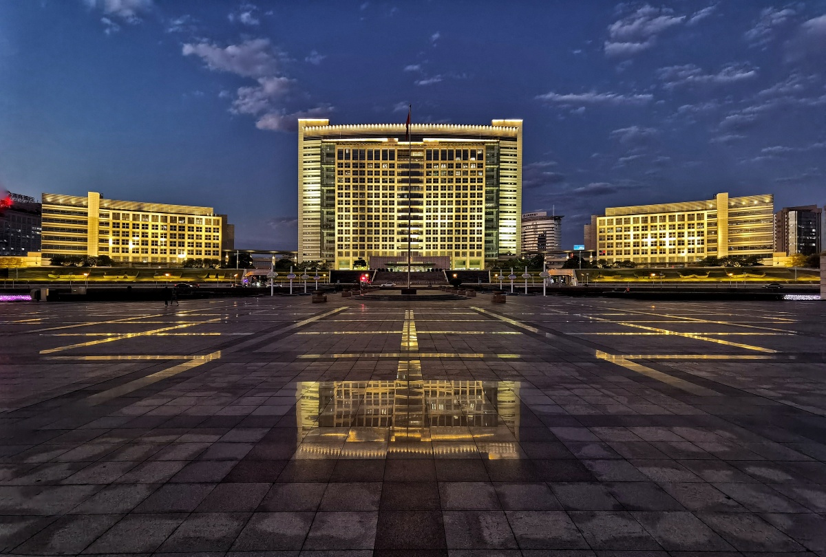 黄昏时分东莞市人民政府大楼