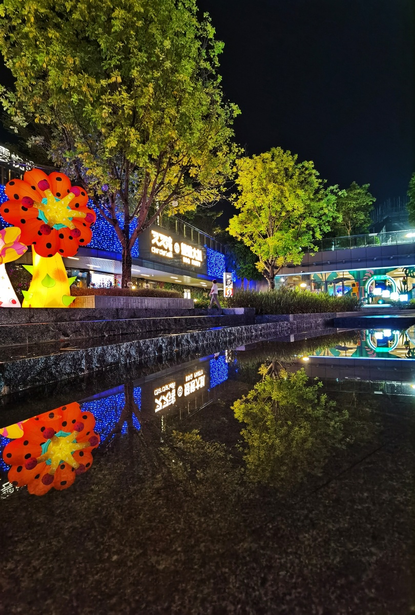 给我一摊水还你一片天岭南新世界云门下沉式广场