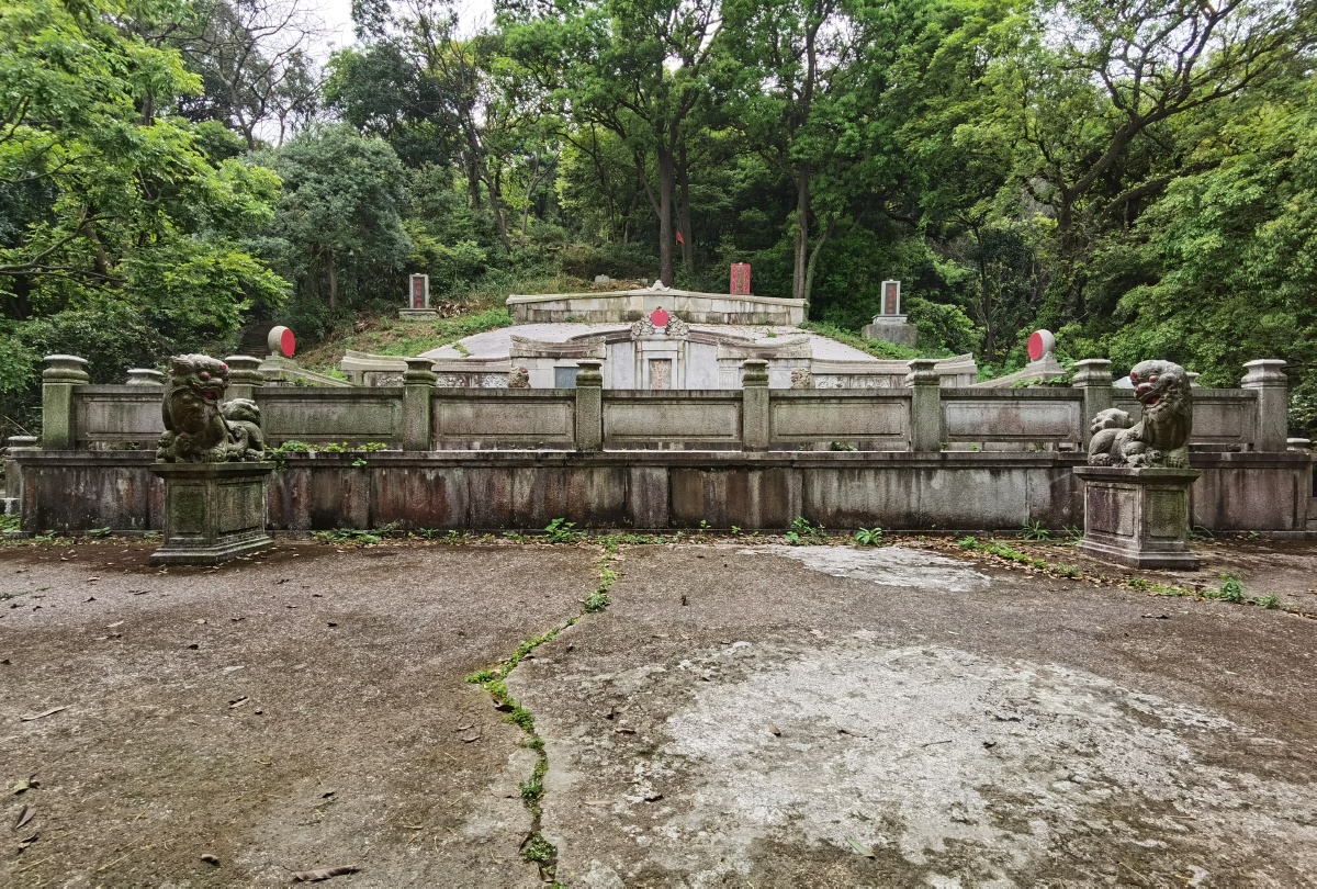 广州白云山上苏家山胜迹石碑坐落在路旁草丛.