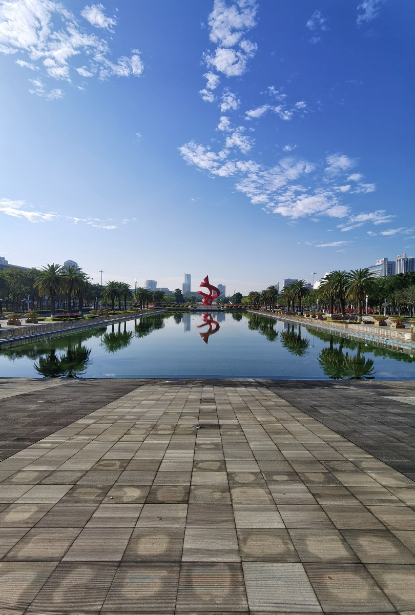 天高云谈心旷神怡东莞市中心广场