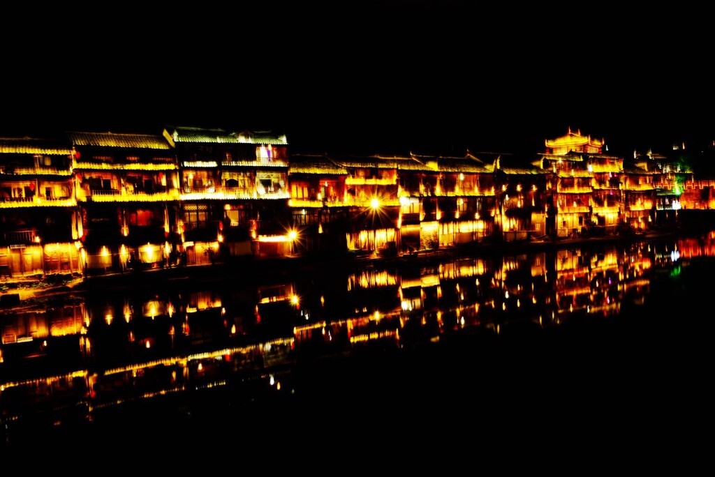 凤凰古城，位于湖南省湘西土家族苗族自治州的西南部。水乡，宜居，现今是著名景点，人多，哎。。。。。。