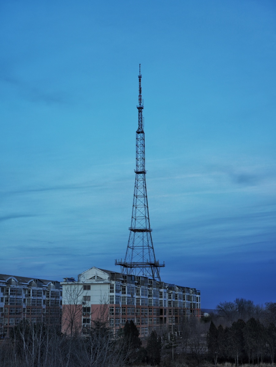傍晚的电视信号塔已经很久不用了