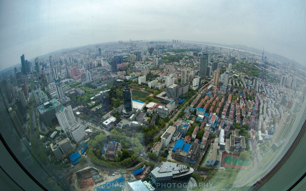 【四】2014年4月 南京 紫峰大厦60余层<br />
第一次体会到在高处观赏城市景观的感觉，十分的壮观。用鱼眼镜头拍出了透过飞机窗户俯瞰地面的感觉，也是挺有意思的。<br />
