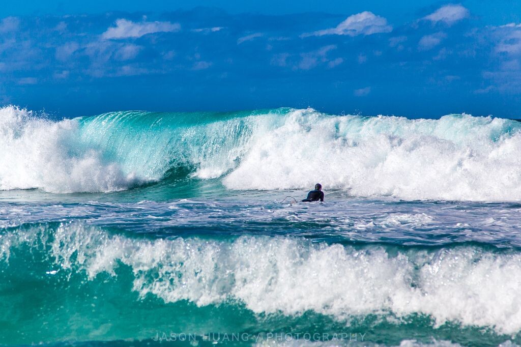 【七】2014年8月 悉尼 邦迪海滩<br />
邦迪海滩是悉尼最出名的海滩，海浪大又多，很多人在这里冲浪。因为以前没见过这么大的浪，所以我用高速快门着重捕捉海浪翻滚的瞬间。在整理照片时，我发现了这张冲浪者趴在冲浪板上迎向海浪的照片，想到我们的人生就像这样要翻过一道又一道的大浪，十分感慨。<br />
