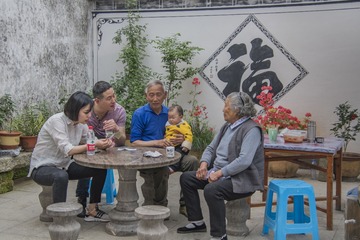 纪实摄影类；标题：全家福；作者：翁文戈；电话：18698696297