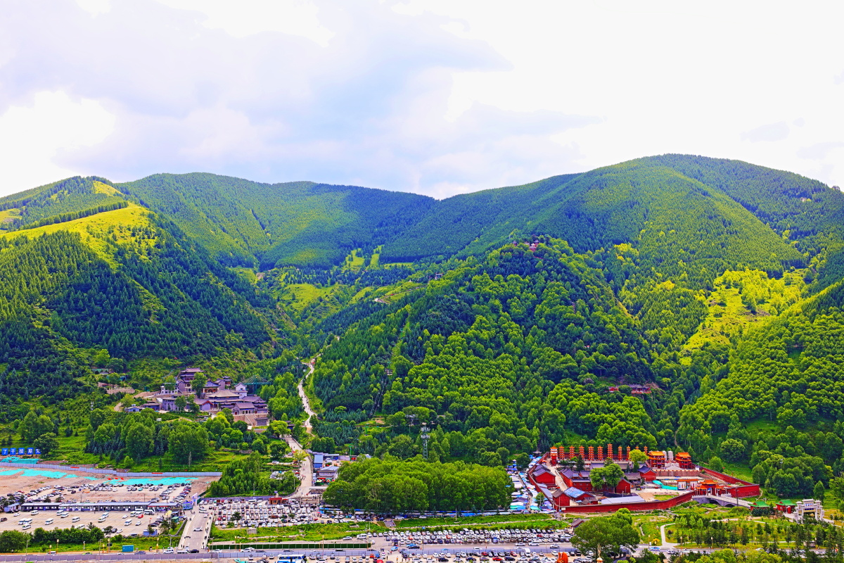 山西五台山菩萨顶万佛阁塔院寺大文殊寺黛螺顶环穿全程56公里海拔最高