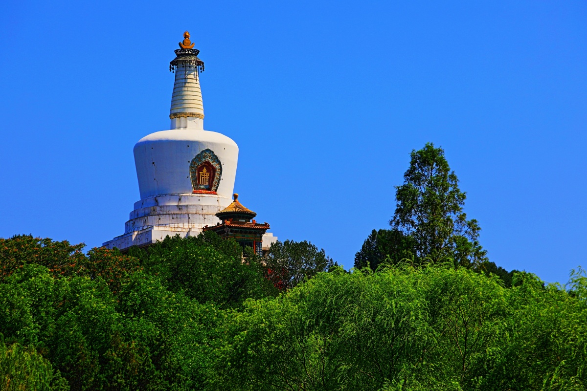 超广角镜头的魅力佳能5dmarkiv1635mmf28Ⅲ代北京北海公园拍摄的白塔