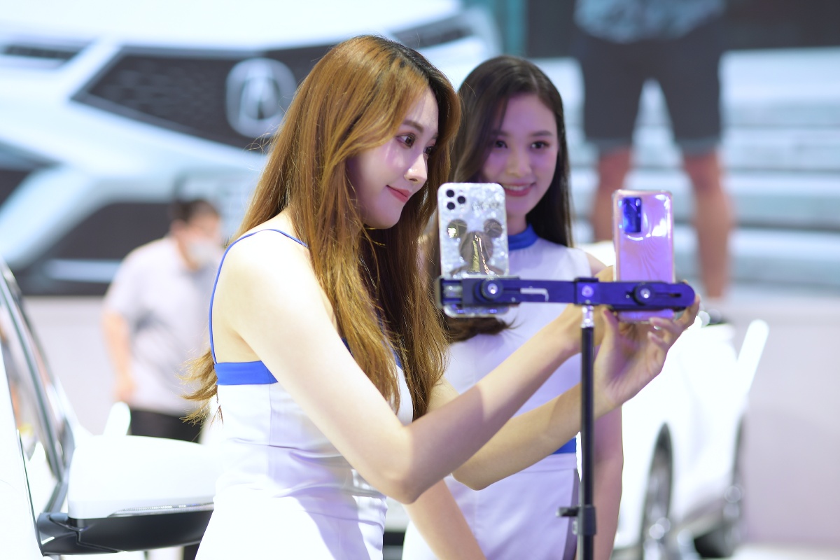 西安车展2021,正在视频直播的车模 - 纺织城游民 - 图虫