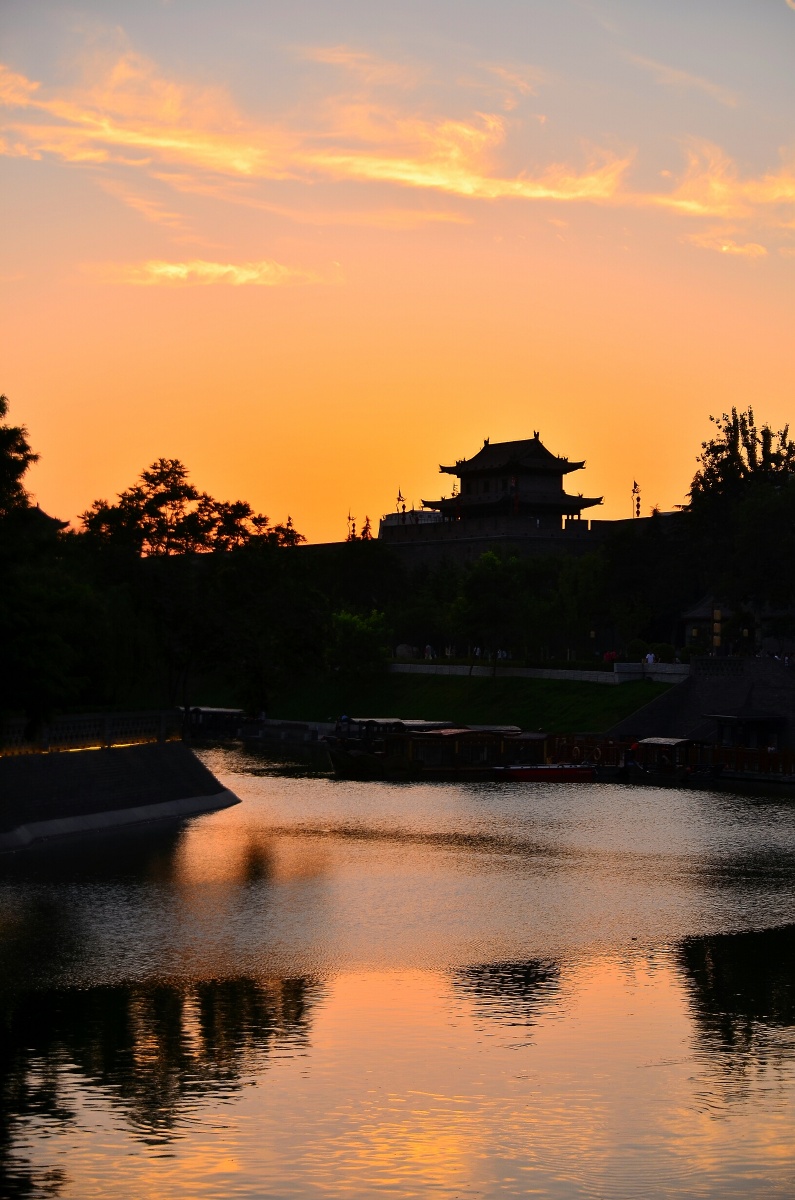 黄昏中的西安南门城墙