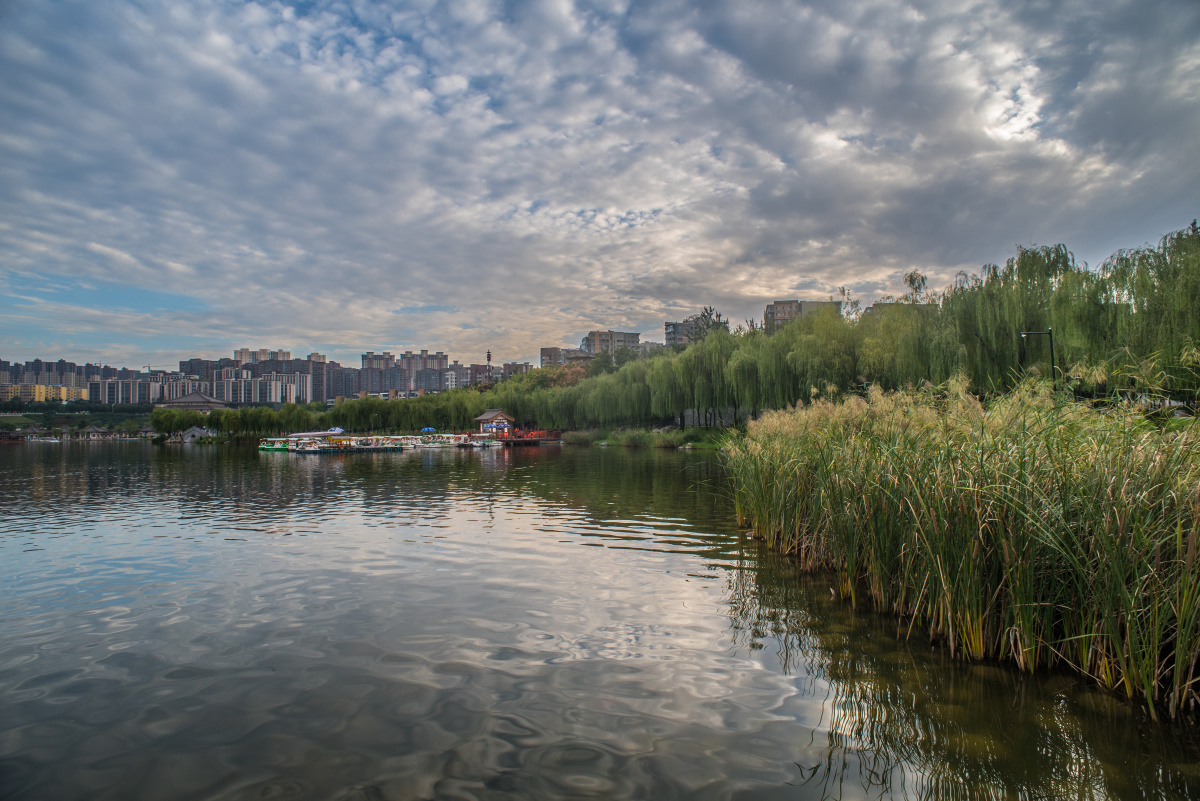 水天一色,摄于西安曲江遗址公园