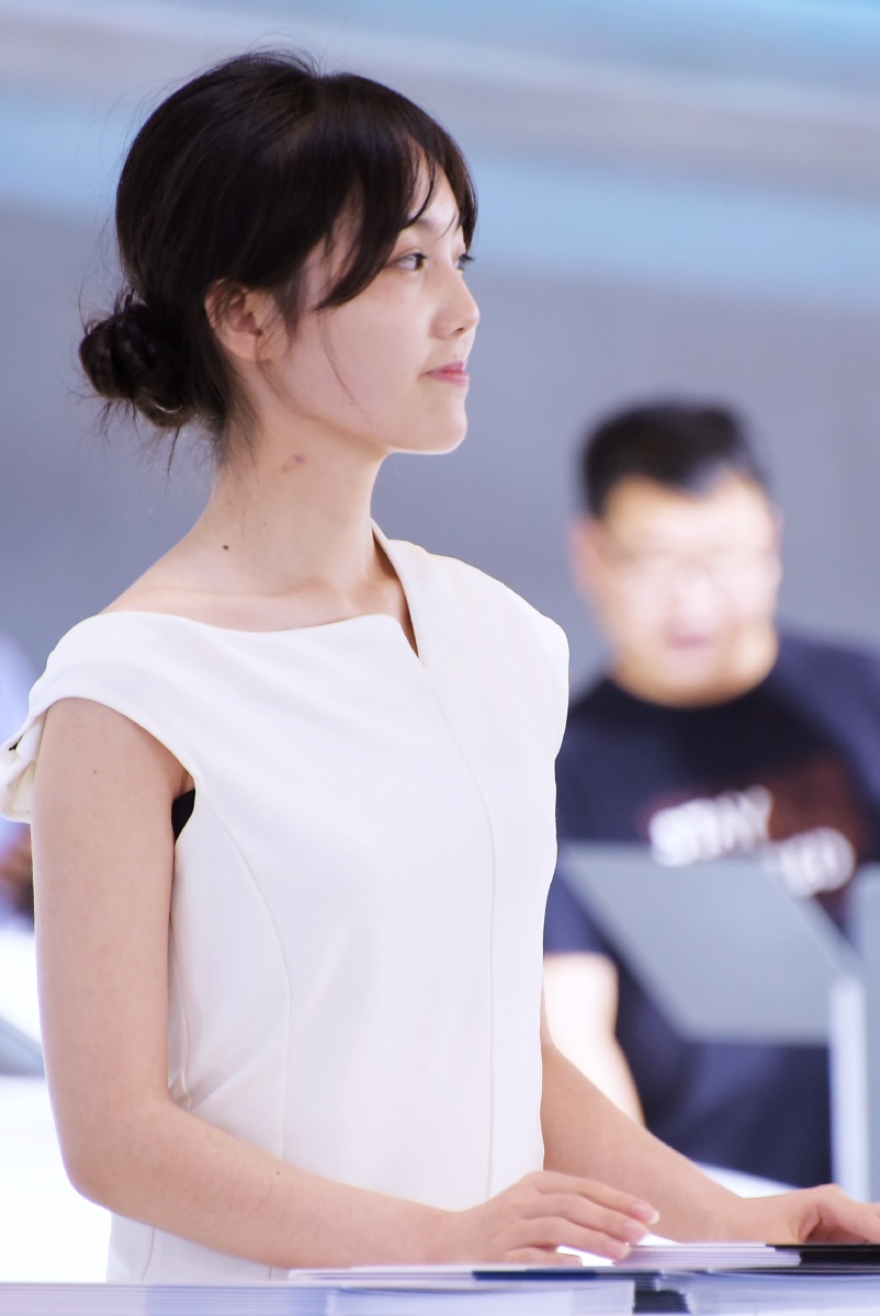 西安车展2021清纯的前台美女小姐姐