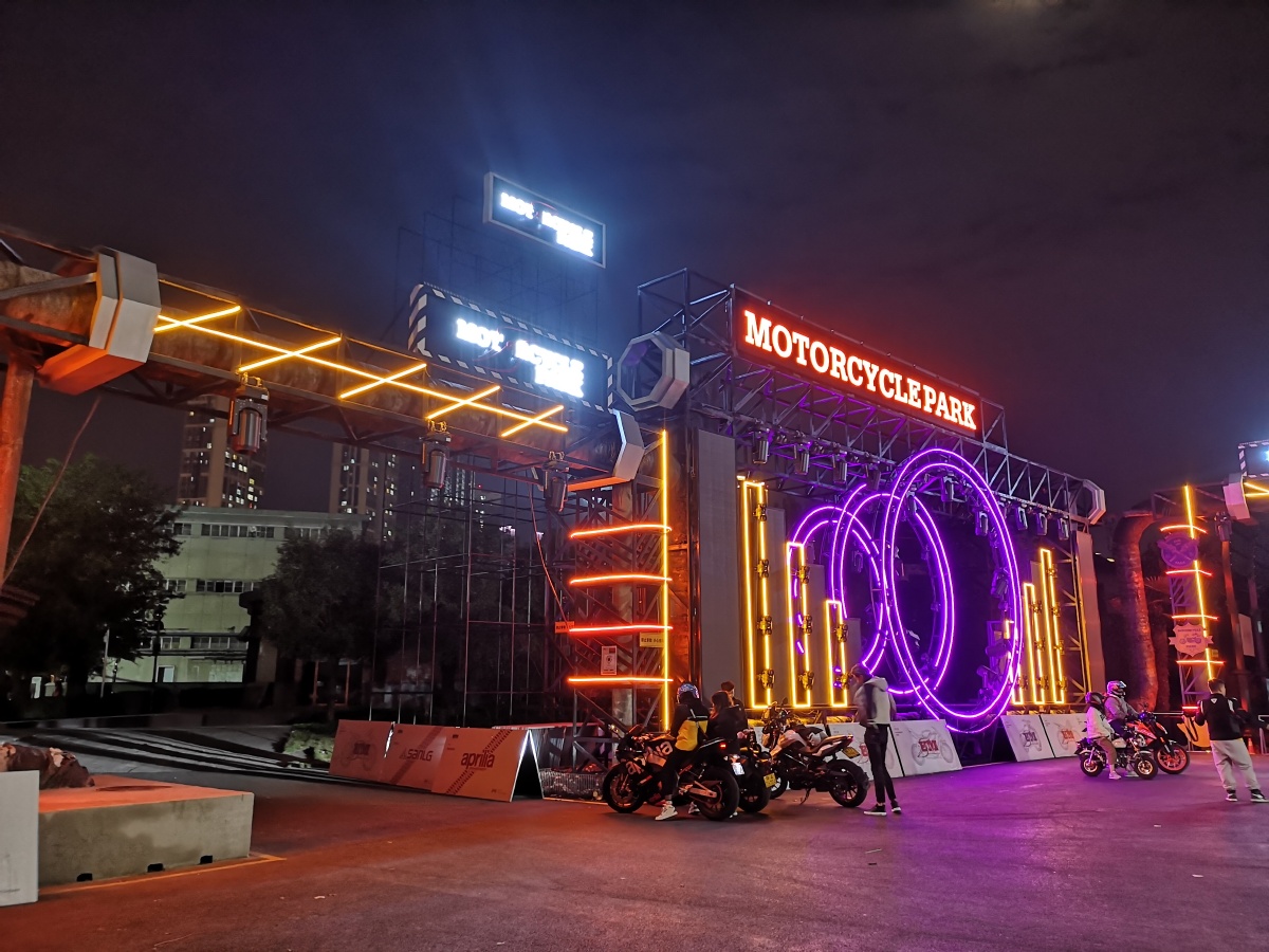 华为手机手持夜景,西安机车主题公园和春风摩托车 - 纺织城游民