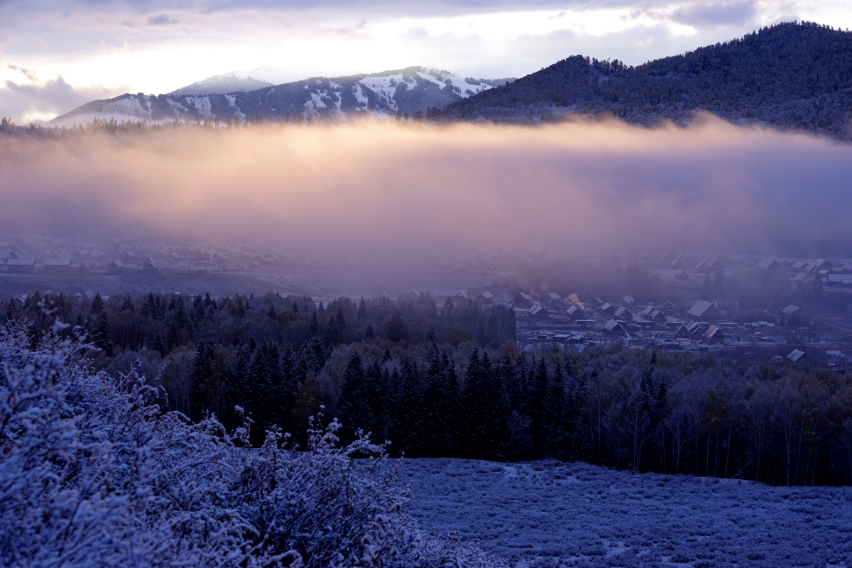 粉色的晨雾禾木