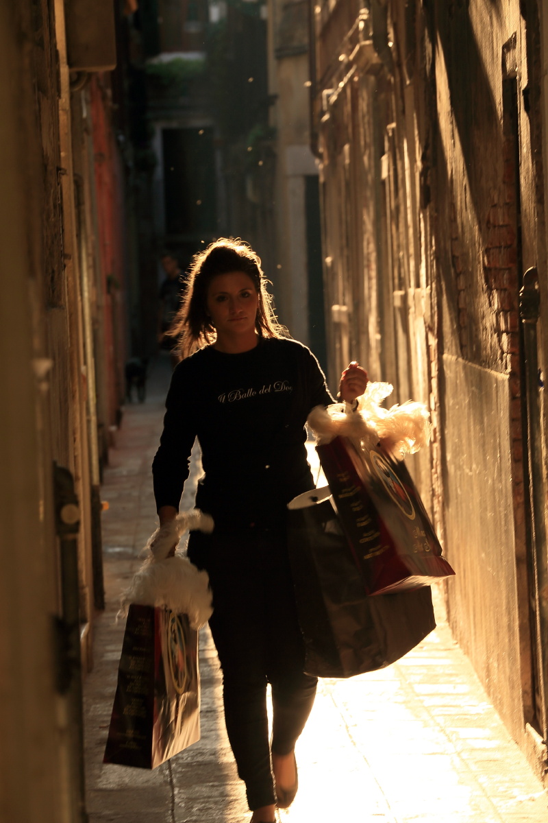 走在小巷的女子