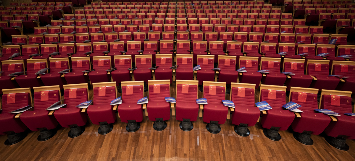 整齐排列的音乐厅观众席座位