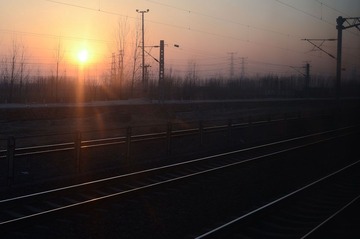 车窗外夕阳