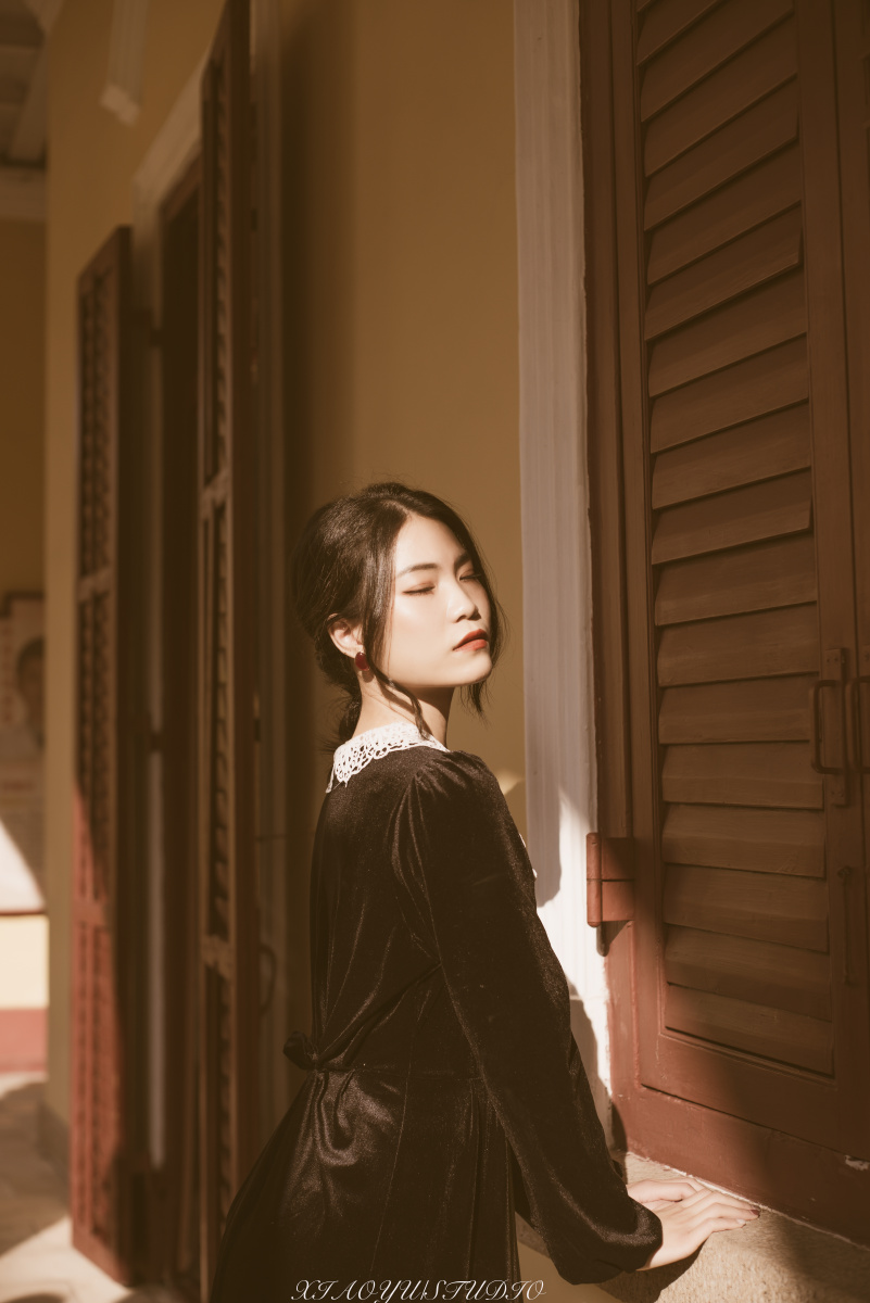 摄影师小江修图小鱼模特小凌一组来自大帅元府的写真色调是向复古偏的