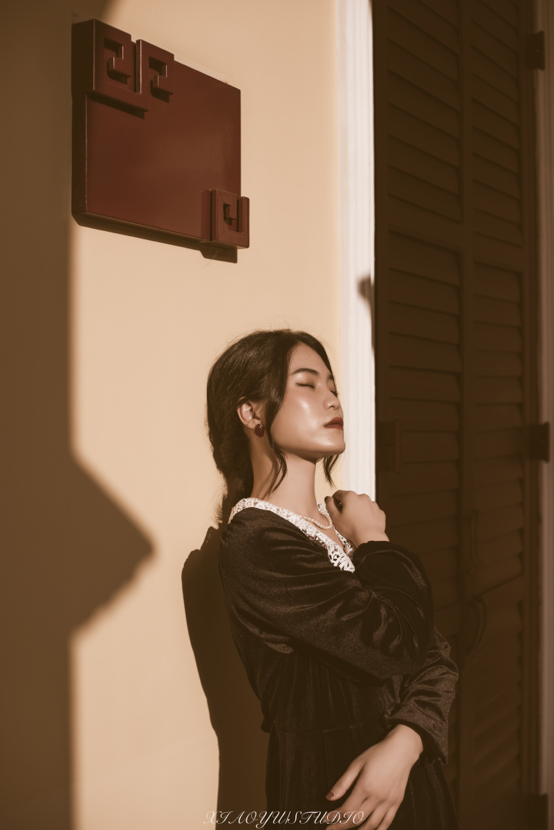 摄影师小江修图小鱼模特小凌一组来自大帅元府的写真色调是向复古偏的