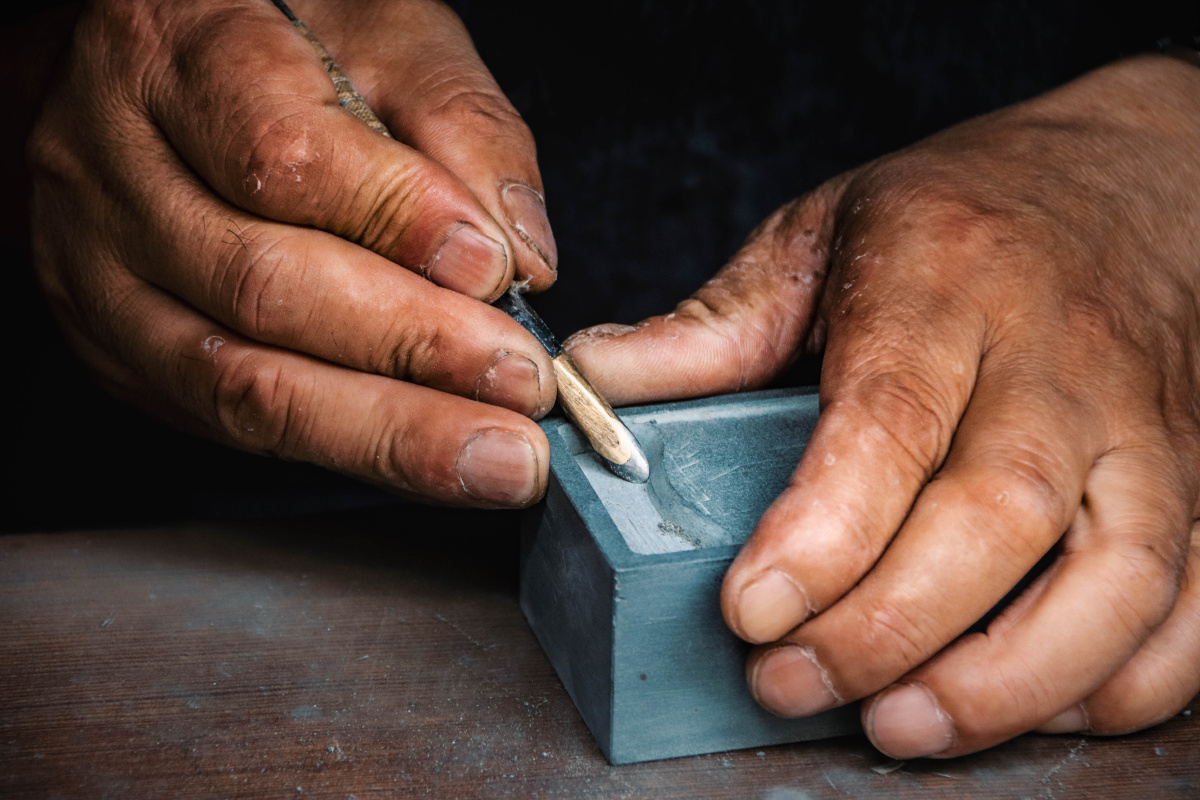 太湖陆巷老街的澄泥石雕大师