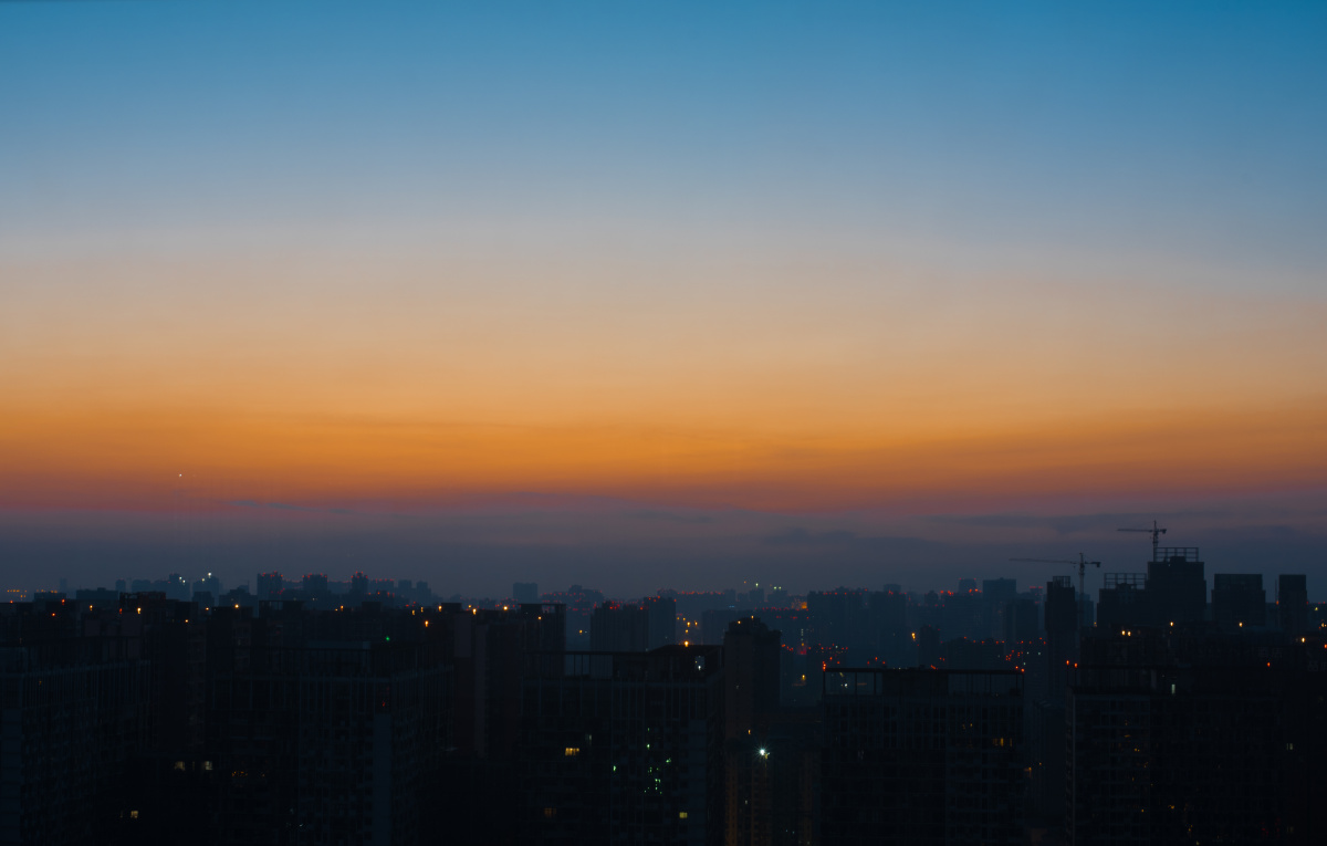 早上五点半的天空和城市