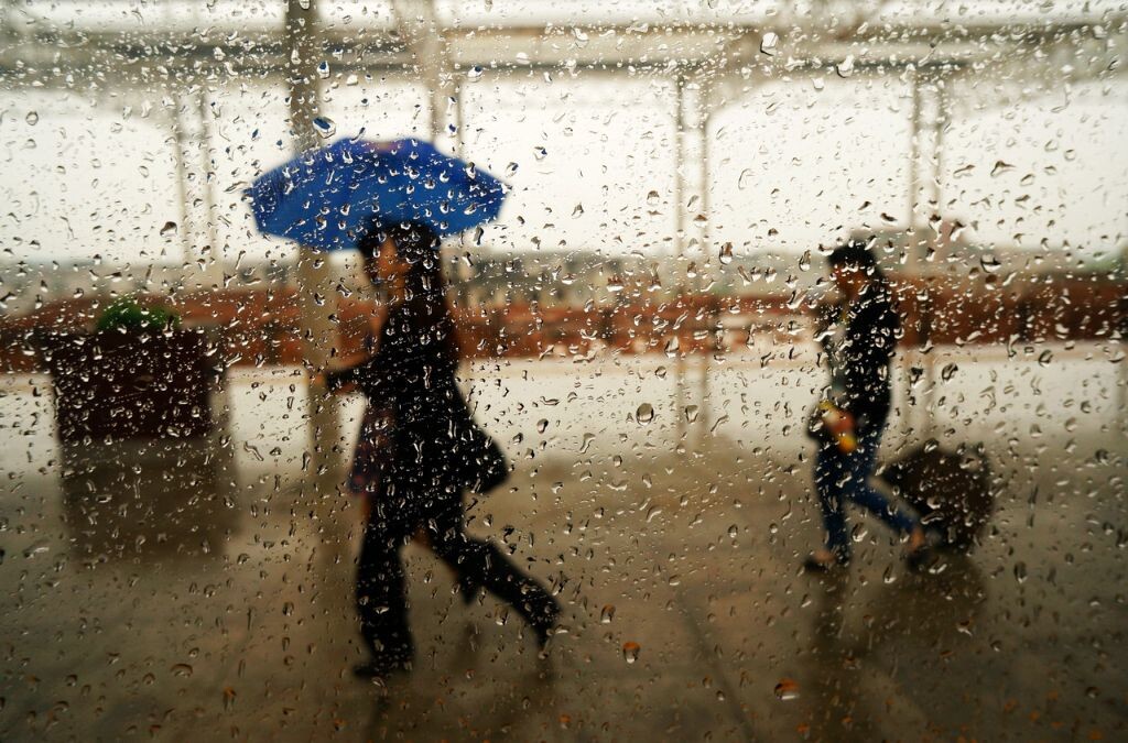 一场大雨使火车晚点，可旅客在匆匆忙忙地赶点、、、、、、