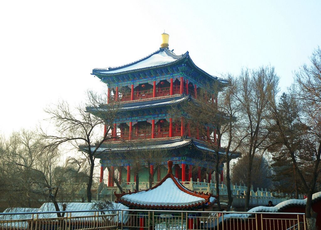 乌鲁木齐红山公园眺望楼冬景。
