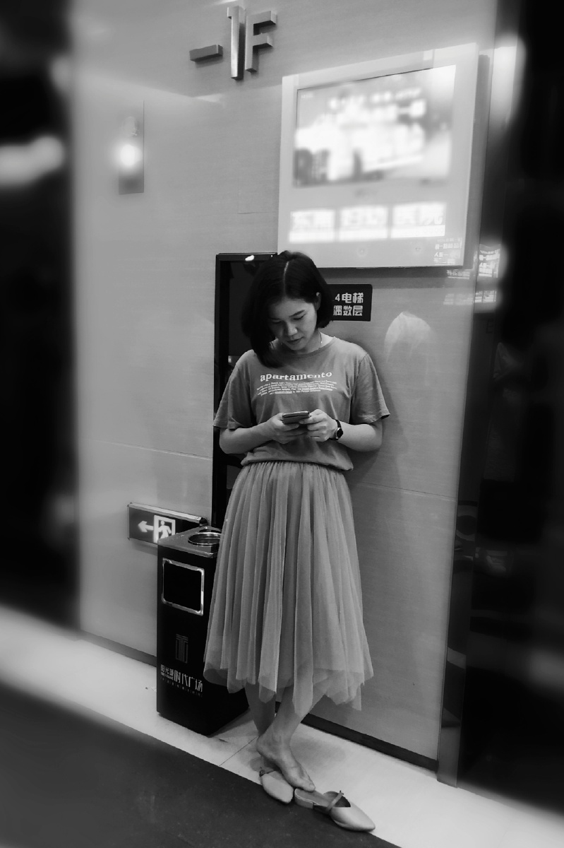 等电梯的女子