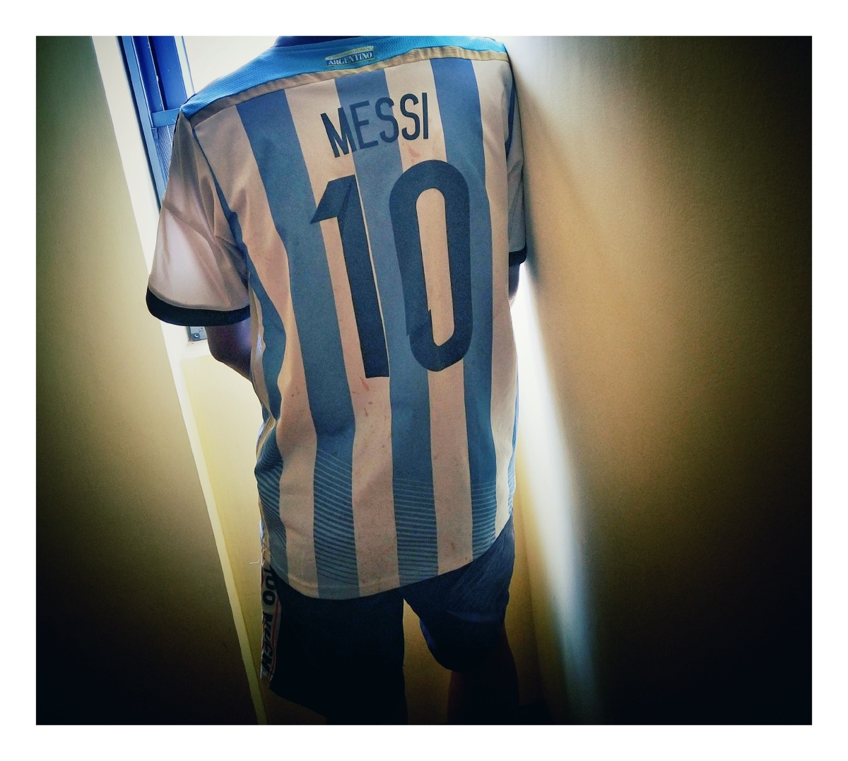 低头,叉腰,叹气,悲情英雄