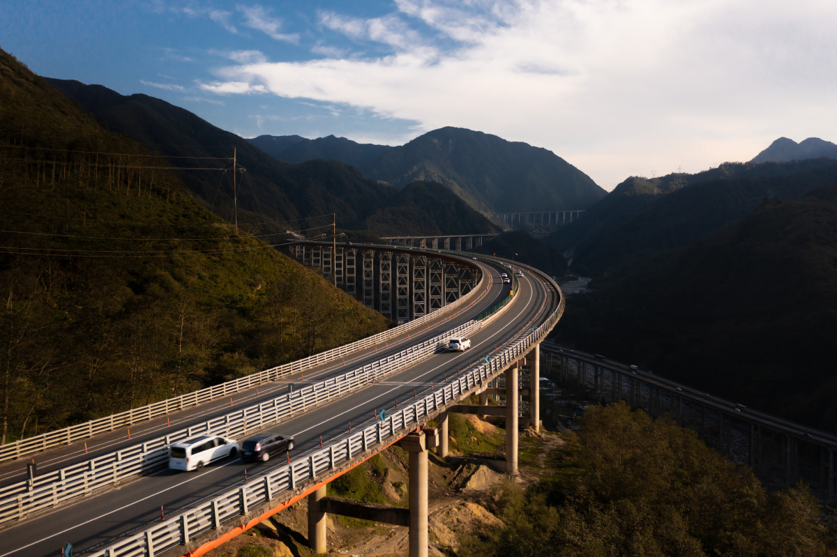 汉源服务区全景航拍雅西高速双螺旋隧道