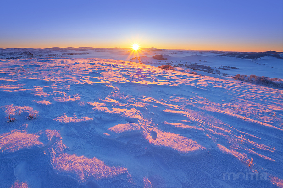当我独自一个人爬上山顶的时候太阳刚好露出地平线,一刹那间雪地的