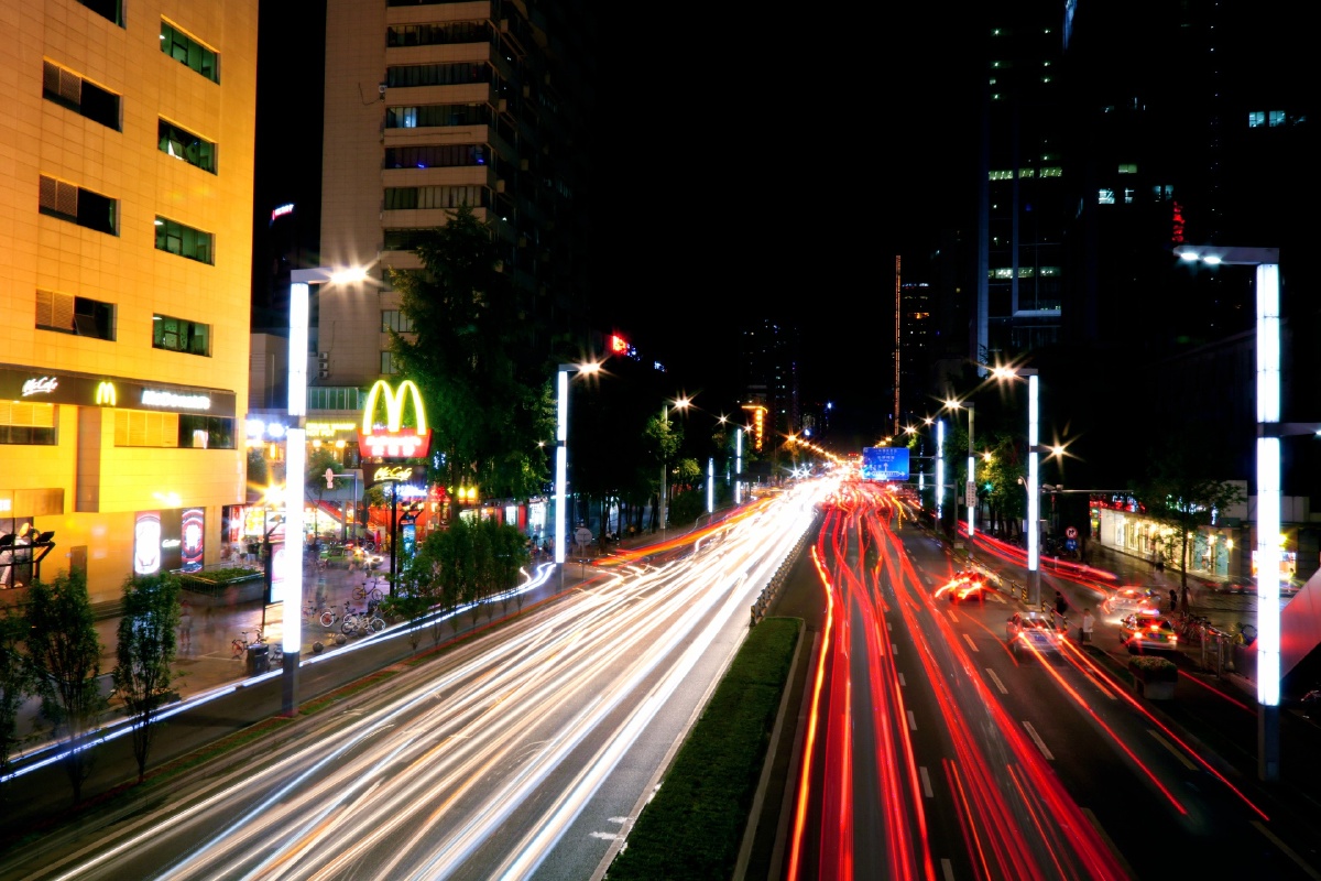 喧闹的城市,与安静的光轨.
