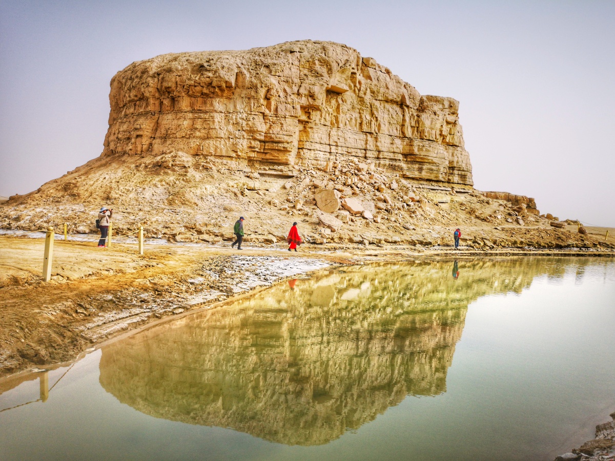 "雅丹"在维吾尔语中的意思是"具有陡壁的小山包",汉语译为雅尔当.