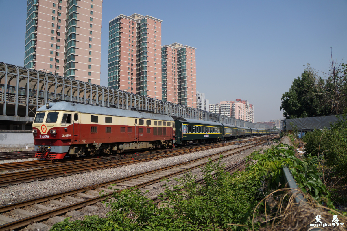  br /> 图为某个周末df4d-0309牵引晚点运行的k1016次.