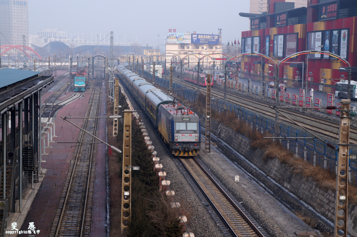 齐齐哈尔-合肥)行驶在京哈上行线,轻盈略过一旁的轻轨辽宁路站和长春