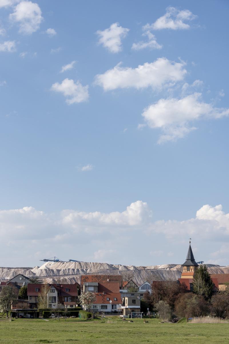 京包线,西八里-下花园,呼局包段ss4g货列行驶在鸡鸣山下