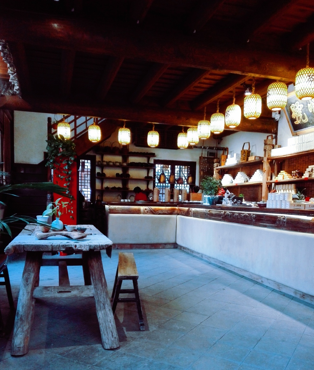 夜晚来临,老街的小茶馆灯亮了.