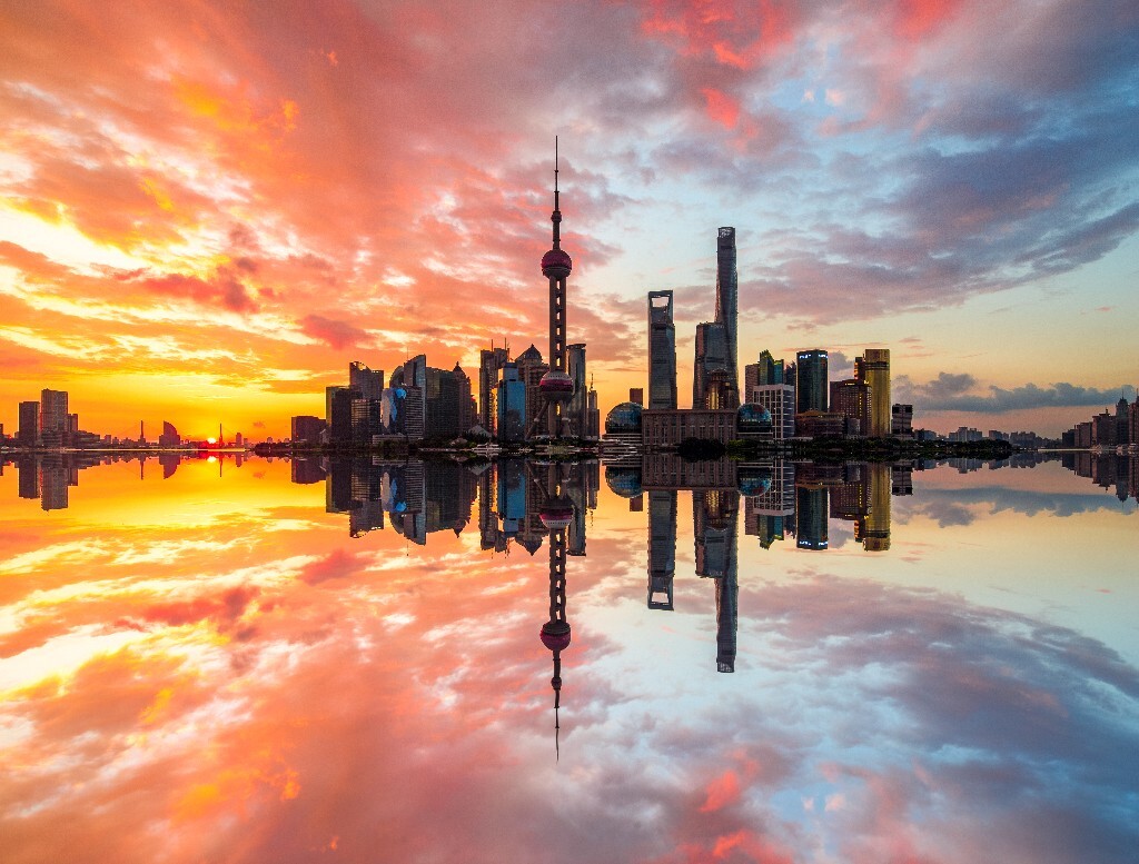 花是正逝去的夏 ，影是未睡醒的光 ，梦是卷起来的云，天空是倒过来的海，让阳光擦亮我们的日子。